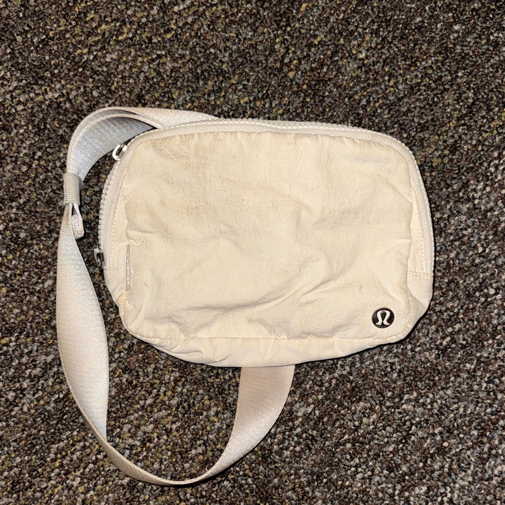 Lululemon 2L Everywhere Belt Bag Cream